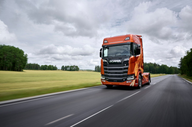 logistica sinisi ritira il primo Scania V8 Fire d’Italia